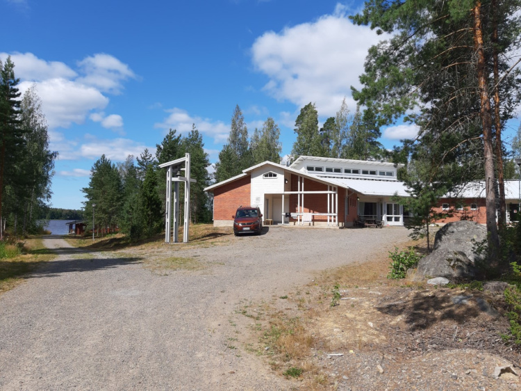 Eläkeläisten leiripäivä Aittakarissa Aittakarin leirikeskuksen päärakennus